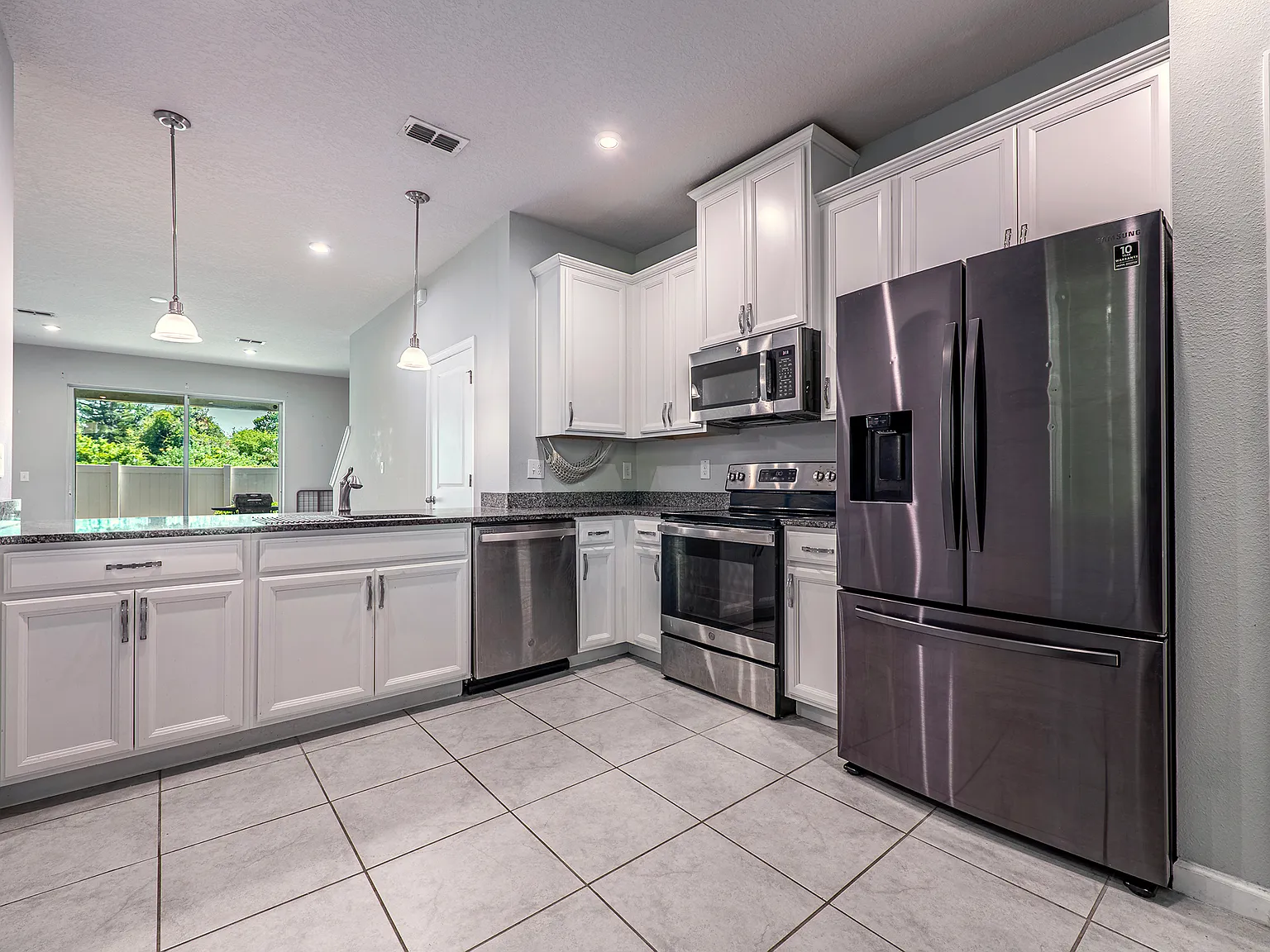 3 bed, 1444 sqft, $2,200 — Photo 2