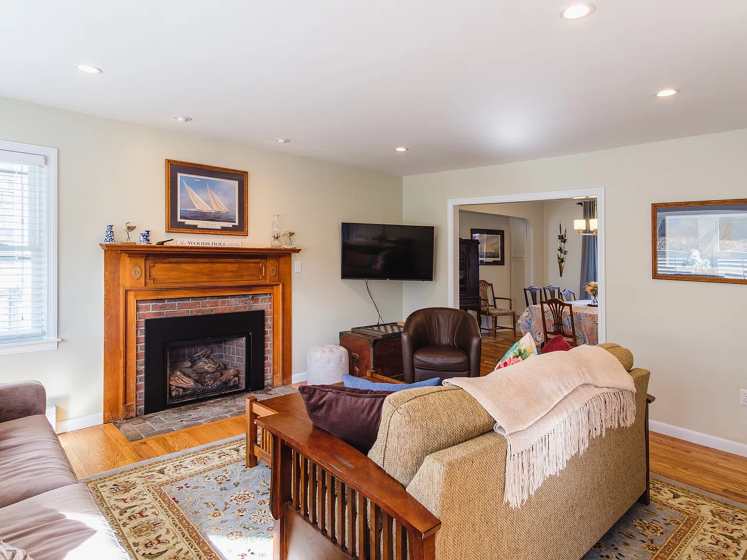 4 bed, 2.5 bath, 2500 sqft, $2,200 — Photo 2