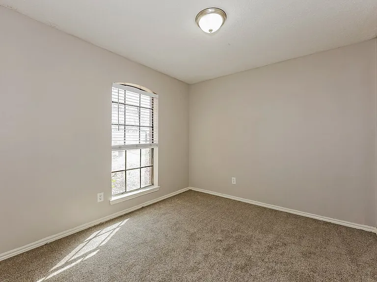 2605 Hartford Ln — Photo 14