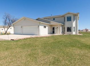 8515 Kings Ln, Bismarck, ND 58503