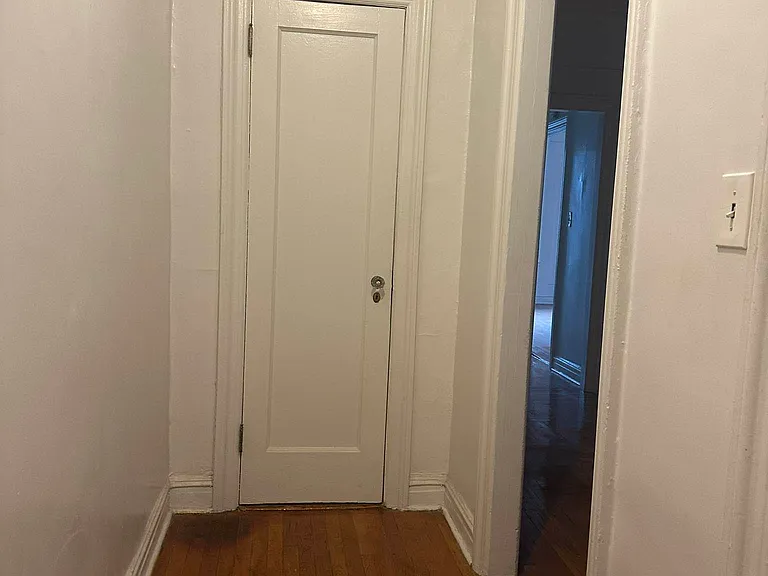 270 Seaman Ave #D1 — Photo 2