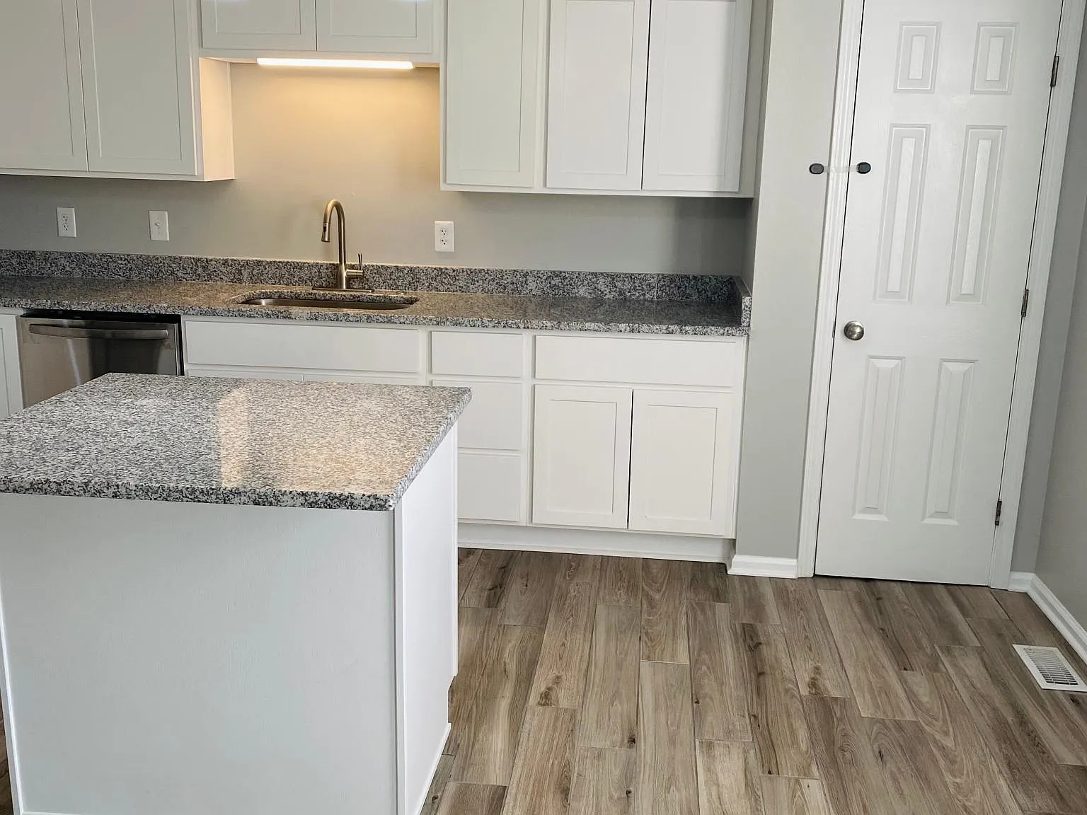 217 Garnet Dr — Photo 4