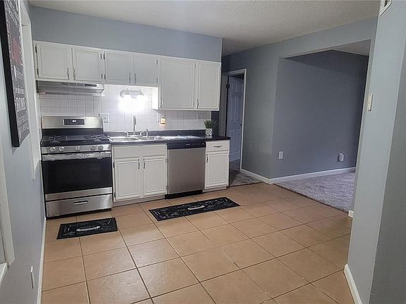 5th image of 10 Charlotte Dr