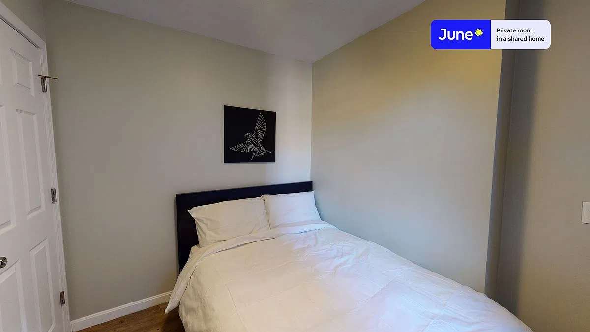 Queen bedroom in 3 bed/1 bath home in North End #473 B — Photo 3