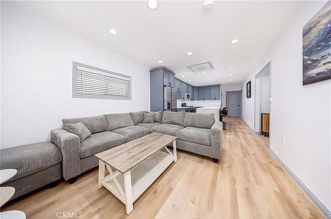 3 bed, 1000 sqft, $4,200 — Photo 3