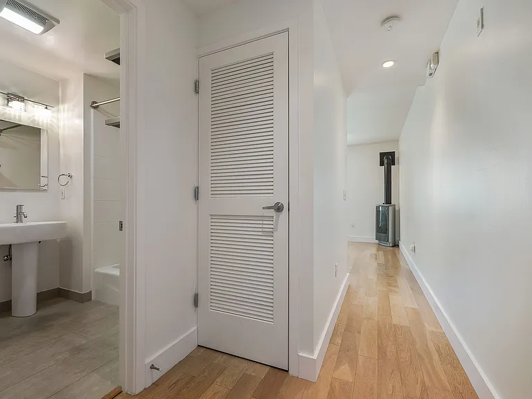 566 S Van Ness Ave #21 — Photo 8