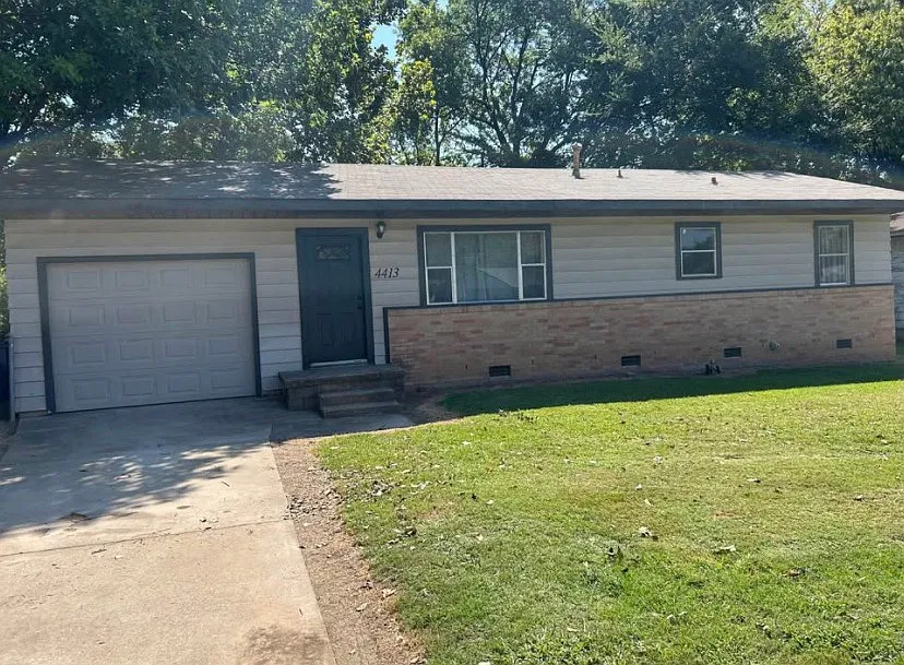 3 bed, 984 sqft, $1,000 — Photo 1