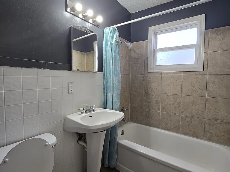 1332 N Erie St — Photo 24