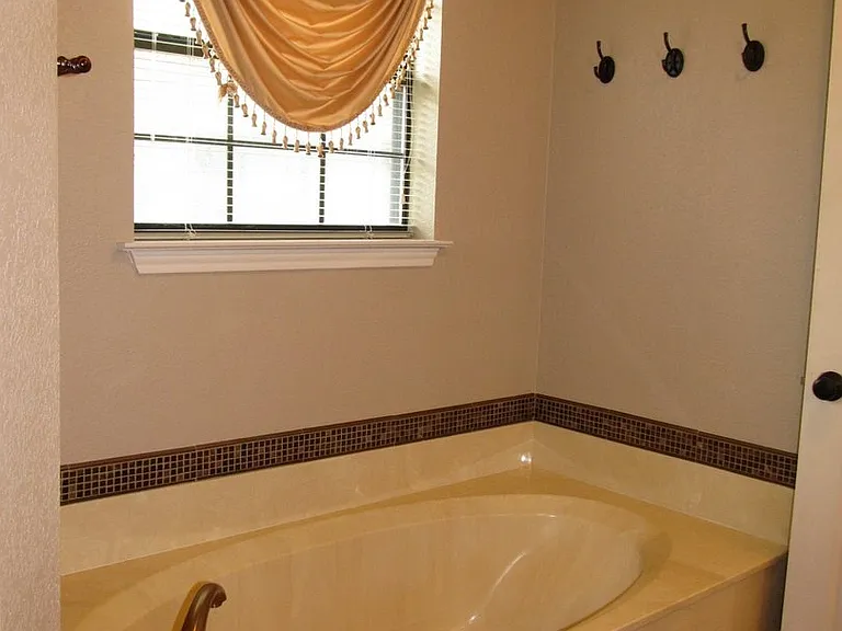 602 Northcliffe Dr — Photo 14