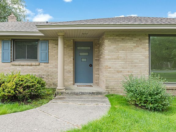 3rd image of 3026 Brentwood Dr SE