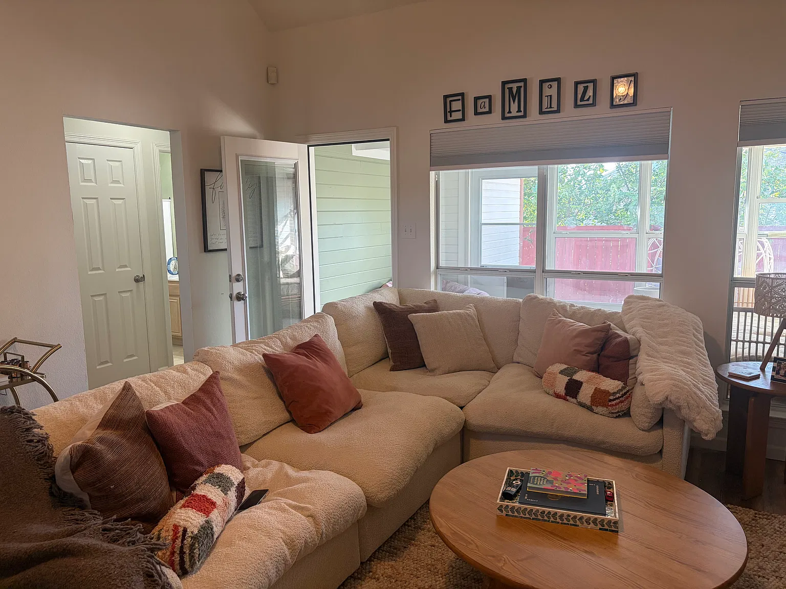 3 bed, 1565 sqft, $2,422 — Photo 2