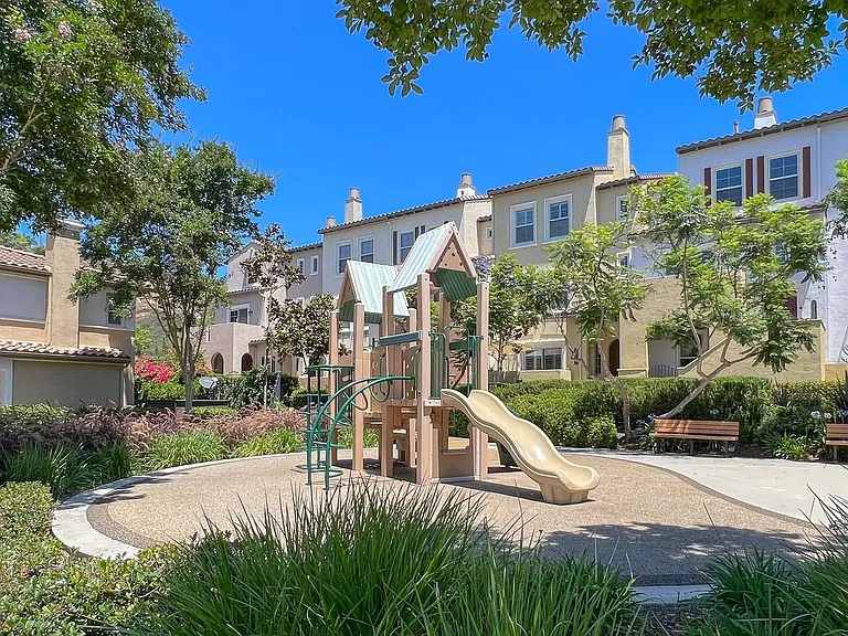 2110 Silverado St — Photo 37