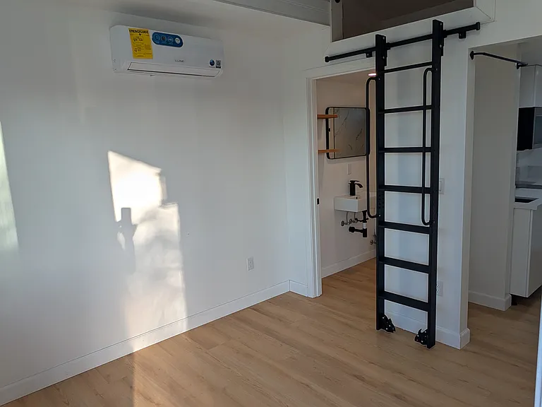 218 W Tiller Ave — Photo 2