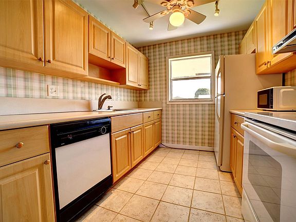 5th image of 701 SW Lake Court #107