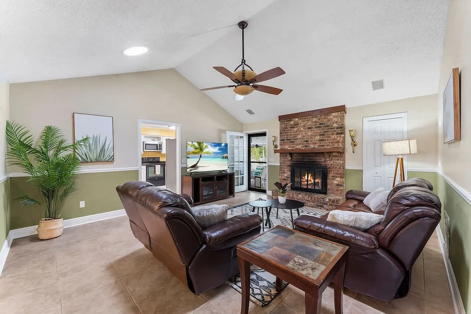 5 bed, 3.0 bath, 2292 sqft, $5,800 — Photo 2