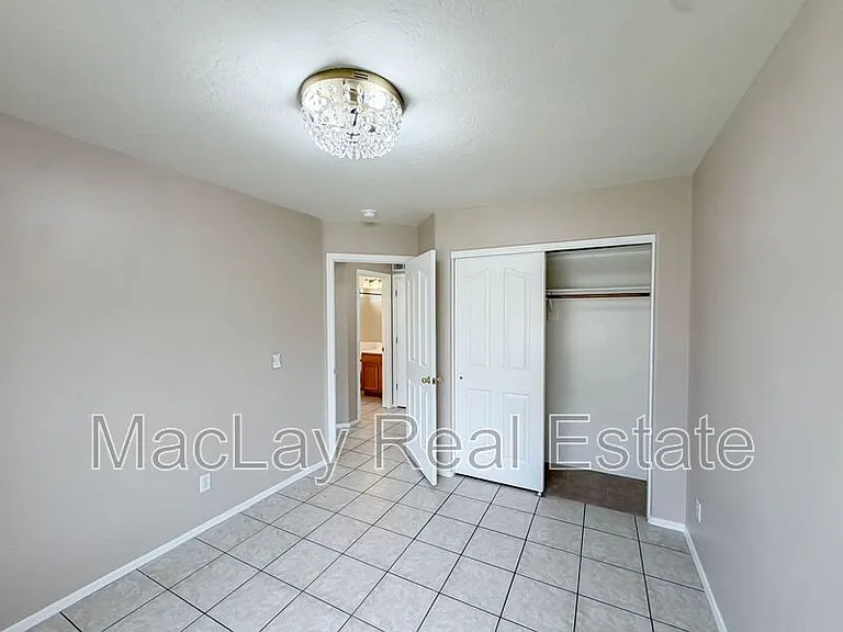 2863 E Oakland Ct — Photo 14