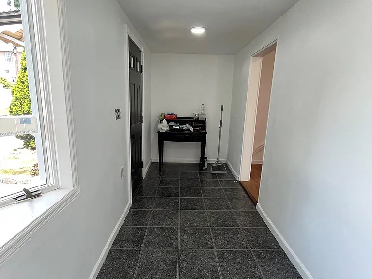 6 Alexander Pl — Photo 3