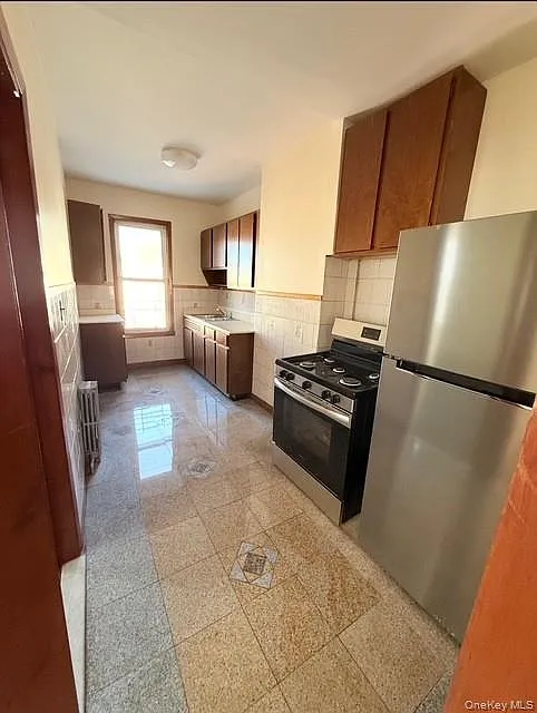 3 bed, 1.0 bath, 2100 sqft, $3,800 — Photo 2