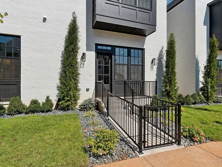 18821 Selah Way — Photo 4