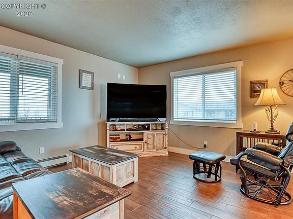 4th image of 855 Marilyn Dr