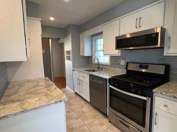 42 Dakota St, Hicksville, NY 11801