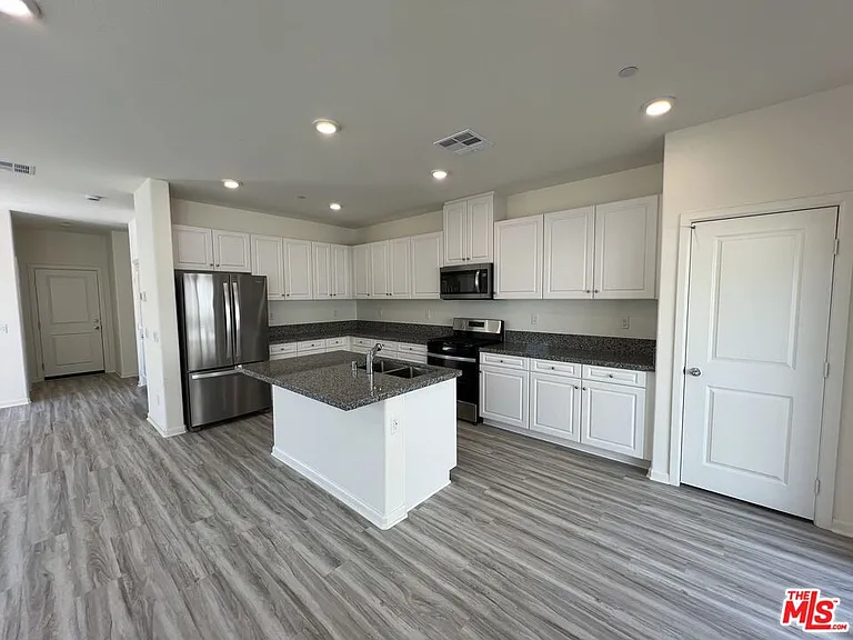 25198 Harmony Ave — Photo 3