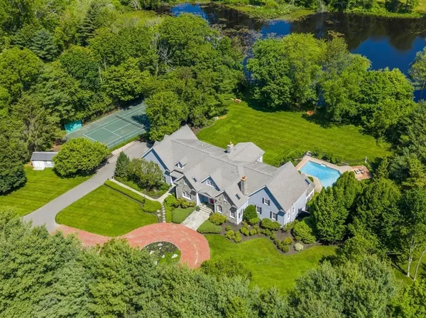 21-21A Farm St, Dover, MA 02030