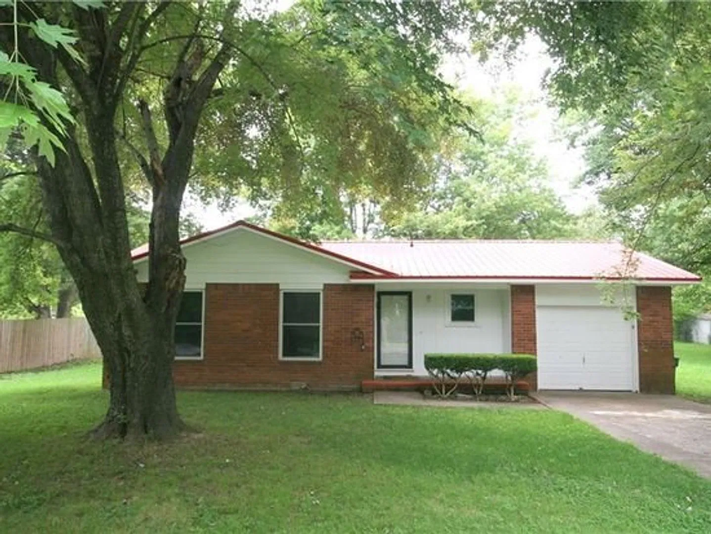 Pre-Leasing - June 6, 2027 - Modern Style Home Minutes From Campus And Downtown Fayetteville — Photo 1