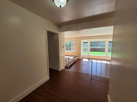 2nd image of 79 Ryegate Pl