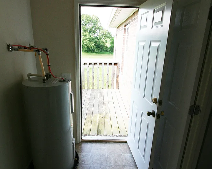 895 Kinniard Rd — Photo 1