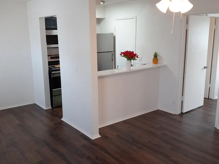 200 E Courtland Pl #12 — Photo 2