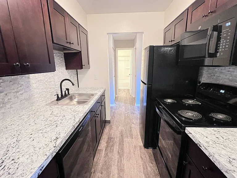 Crown Pointe Apartments — Photo 42