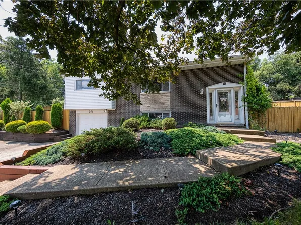 301 Woodstone Dr, Pittsburgh, PA 15235