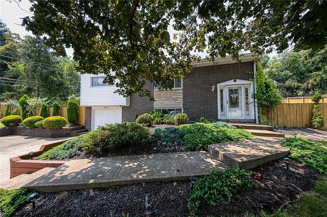 301 Woodstone Dr photo 1