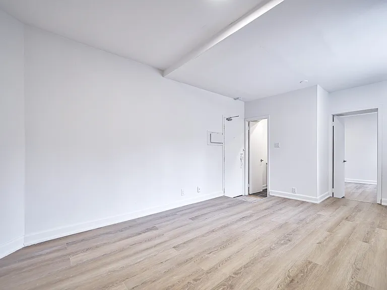 1046 Bathurst St — Photo 3
