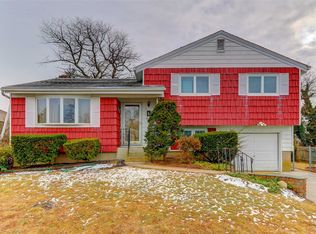 23 Chatham Ct, Hicksville, NY 11801