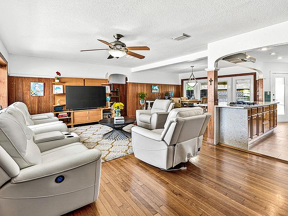 5th image of 147 E 28th Street E