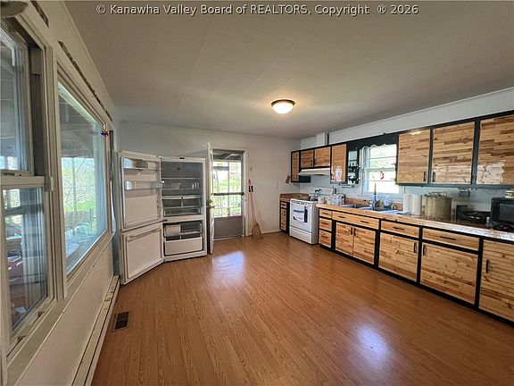 8th image of 90 River Ln