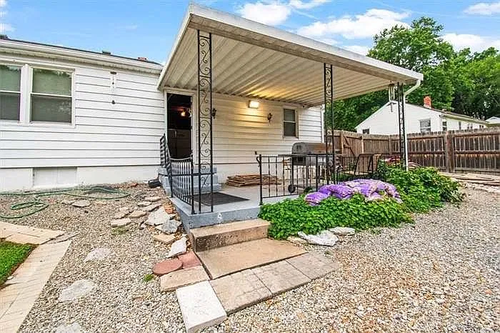 3 bed, 1230 sqft, $1,400 — Photo 1