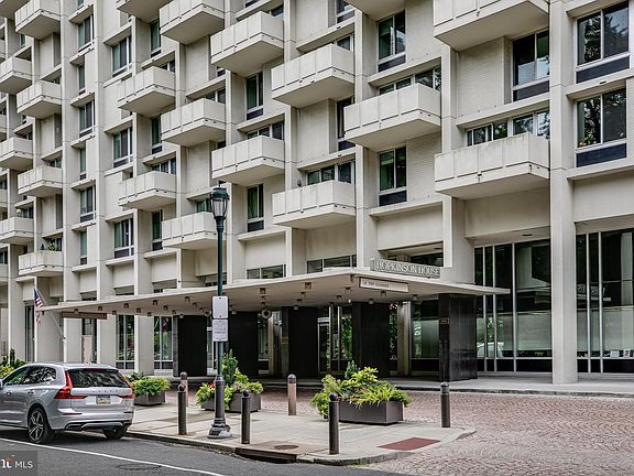 3rd image of 604 S Washington Sq APT 3105