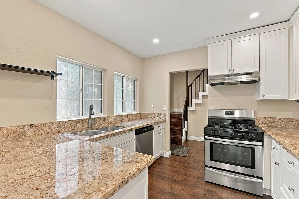 2 bed, 860 sqft, $1,745 — Photo 2