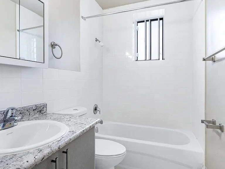 1219 Dundas St W — Photo 13