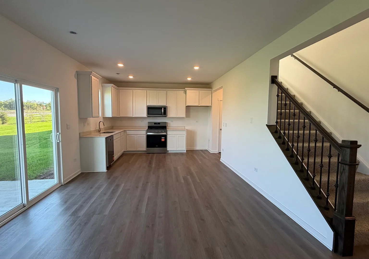 3 bed, 2.5 bath, 1561 sqft, $3,200 — Photo 2