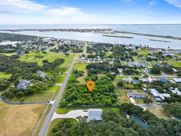 1135 E Linden St, Rockport, TX 78382