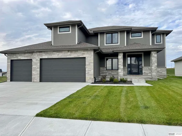 21722 Parkview Dr, Gretna, NE 68028