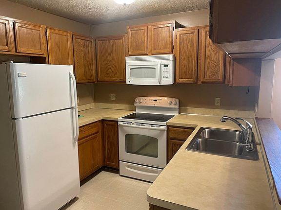 3rd image of 1170 W Royal Oaks Dr