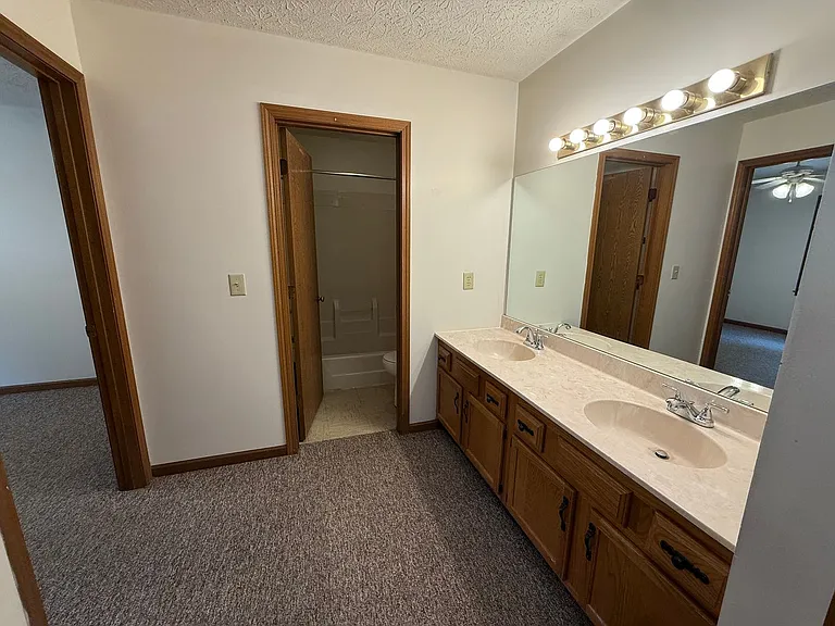 Leslie Manor Apartments — Photo 25
