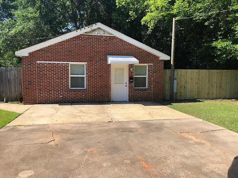 Front of apartment with driveway