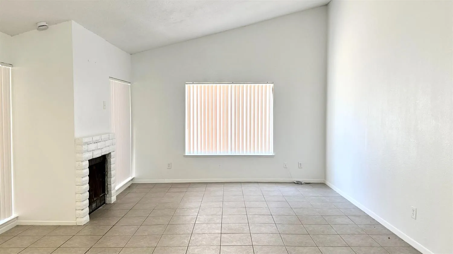 3 bed, 1166 sqft, $1,900 — Photo 2