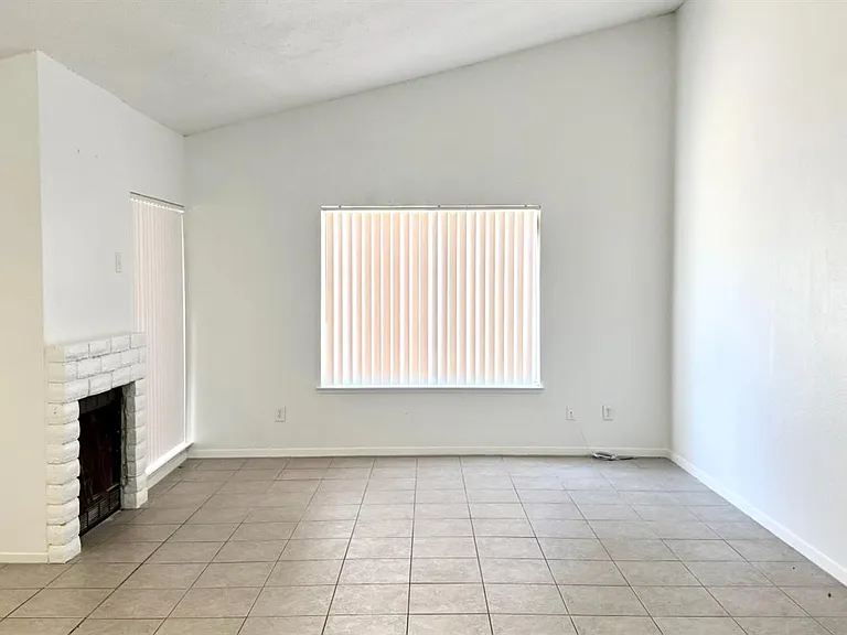 665 S Coalinga St — Photo 2